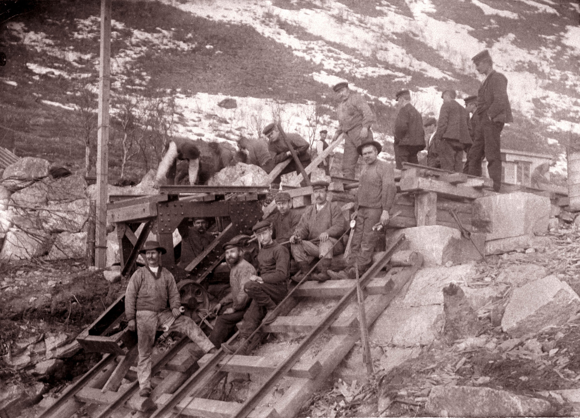Historisk bilde av arbeidslag på toppen av bremsbanen i Nord-Austvågøy