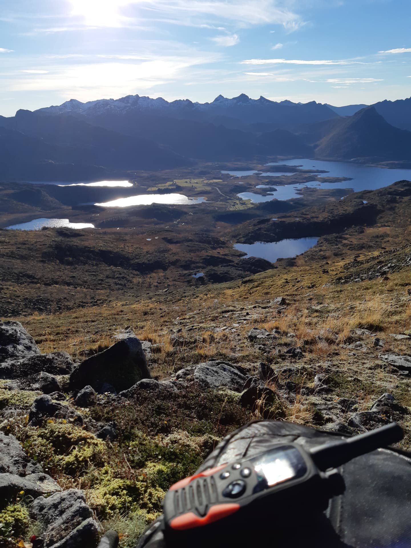 Utsikt fra fjellet over vann og fjell ved Livland i Lofoten